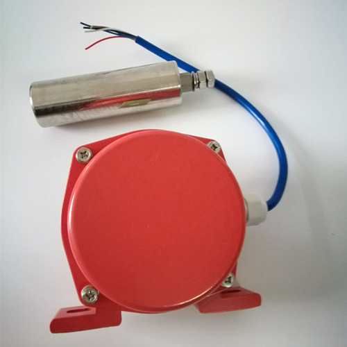 兩級跑偏開關(guān)，安裝說明
1、兩級跑偏開關(guān)底座兩邊各有Ф12mm孔，在皮帶機(jī)旁角鐵架鉆Ф12mm孔，用M10×30mm螺絲緊固跑偏開關(guān)。
2、安裝跑偏開關(guān)應(yīng)選擇輸送裝置易出現(xiàn)跑偏的位置處安裝，參考應(yīng)用單位工藝要求，同時要考慮皮帶與擋輪的有效間距和推力，建議皮帶與檔輪間的安裝距離為120-160mm。
3、安裝距離：建議每50米安裝一對跑偏開關(guān)。
4、跑偏開關(guān)出廠時配有長度0.5米四芯橡套電纜，芯線上配有1、2、3、4線號，其中1、2為常開接點(diǎn)是一級報警信號，3、4為常閉接點(diǎn)是二級停機(jī)信號。，立棍.jpg