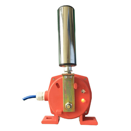 HFKPT1-20-35輸送機(jī)工業(yè)開(kāi)關(guān)，輸送機(jī)在運(yùn)行中，當(dāng)皮帶跑偏且與開(kāi)關(guān)立輥接觸時(shí)，立輥?zhàn)赞D(zhuǎn)，若跑偏量繼續(xù)加大，則擠壓立輥發(fā)生偏移。一級(jí)開(kāi)關(guān)信號(hào)用于報(bào)警，如果將此信號(hào)與跑調(diào)整裝置相接，即可實(shí)現(xiàn)不停機(jī)狀態(tài)下的跑偏自動(dòng)調(diào)整。二級(jí)兩級(jí)跑偏開(kāi)關(guān)信號(hào)用于停機(jī)，將此信號(hào)接至控制線路中，即可實(shí)現(xiàn)重度跑偏狀態(tài)下的自動(dòng)停機(jī)。當(dāng)故障排除后，膠帶離開(kāi)立輥正常運(yùn)轉(zhuǎn)時(shí)，立輥可自動(dòng)復(fù)位。，
兩級(jí)跑偏開(kāi)關(guān)安裝和調(diào)整
1.跑偏開(kāi)關(guān)設(shè)在輸送帶兩側(cè)，立輥應(yīng)與輸送帶邊平面垂直，并使輸送帶兩邊位于立輥高度1/3處。
2.跑偏開(kāi)關(guān)立輥與輸送帶正常位置的間距宜為50～100mm。
3.跑偏開(kāi)關(guān)數(shù)量應(yīng)根據(jù)輸送機(jī)長(zhǎng)度、類型及布置情況進(jìn)行確定。兩級(jí)跑偏開(kāi)關(guān)一般應(yīng)在輸送機(jī)頭部、尾部、凸弧段、凹弧段和在輸送機(jī)中間位置進(jìn)行設(shè)置。（注：當(dāng)輸送機(jī)較長(zhǎng)時(shí)，在輸送機(jī)中間位置可每隔30～35米設(shè)1對(duì)）
4.跑偏開(kāi)關(guān)應(yīng)通過(guò)安裝支架與輸送機(jī)中間架連接，開(kāi)關(guān)支架應(yīng)在輸送機(jī)安裝完成后與輸送機(jī)機(jī)架焊接，跑偏開(kāi)關(guān)與跑偏開(kāi)關(guān)支架用螺栓固定。，跑偏控制器