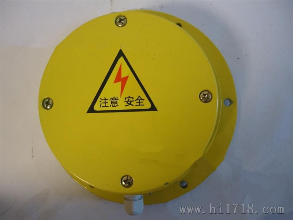 ZGDS-II溜槽堵塞檢測器，溜槽堵塞保護裝置工作原理，溜槽堵塞保護裝置采用門(mén)式結構，彈簧復位，安裝在溜槽側壁上。當物料在溜槽中造成堵塞時(shí)堆積的物料必定給溜槽側壁一個(gè)壓力，從而將本裝置的活動(dòng)門(mén)向內推移。當活動(dòng)門(mén)偏轉角度大于受控角度時(shí)，其控制開(kāi)關(guān)動(dòng)作，從而發(fā)出報警或停機信號。如將其接至振動(dòng)器控制線(xiàn)路上，可實(shí)現輕度堵塞時(shí)不停機自動(dòng)振打功能。堵塞故障排除后，活動(dòng)門(mén)自動(dòng)復位。，JYB/LD-B溜槽堵塞保護裝置使用說(shuō)明，溜槽堵塞保護裝置又名溜槽堵塞開(kāi)關(guān)，溜槽堵塞檢測器，堵料開(kāi)關(guān)，麻城圖爾克現貨供應皮帶輸送保護裝置，溜槽堵塞開(kāi)關(guān)，批發(fā)生產(chǎn)，廠(chǎng)家直銷(xiāo)。JYB/LD-B溜槽堵塞保護裝置采用門(mén)式結構，彈簧復位，當物料在溜槽中造成堵塞時(shí)，堆積的物料給溜槽側壁一個(gè)壓力．從而將本裝置的活動(dòng)門(mén)向外推移，當活動(dòng)門(mén)偏轉一個(gè)角度時(shí)，其控制溜槽堵塞開(kāi)關(guān)動(dòng)作發(fā)出警告、振打或停機信號。當堵塞故障排除后，活動(dòng)門(mén)在彈簧的作用下自動(dòng)復位，恢復原狀態(tài)。溜槽堵塞開(kāi)關(guān)也可通過(guò)地址編碼器發(fā)送狀態(tài)數據至遠程控制室。后面設有檢修門(mén)，便于使用中平常維護。，溜槽防堵保護裝置廠(chǎng)家