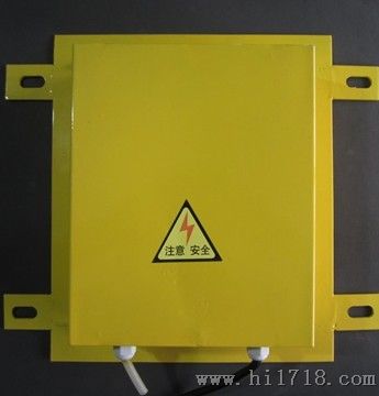 溜槽堵塞開(kāi)關(guān)XLDS-Y，溜槽堵塞保護裝置工作原理，溜槽堵塞保護裝置采用門(mén)式結構，彈簧復位，安裝在溜槽側壁上。當物料在溜槽中造成堵塞時(shí)堆積的物料必定給溜槽側壁一個(gè)壓力，從而將本裝置的活動(dòng)門(mén)向內推移。當活動(dòng)門(mén)偏轉角度大于受控角度時(shí)，其控制開(kāi)關(guān)動(dòng)作，從而發(fā)出報警或停機信號。如將其接至振動(dòng)器控制線(xiàn)路上，可實(shí)現輕度堵塞時(shí)不停機自動(dòng)振打功能。堵塞故障排除后，活動(dòng)門(mén)自動(dòng)復位。，溜槽堵塞保護裝置